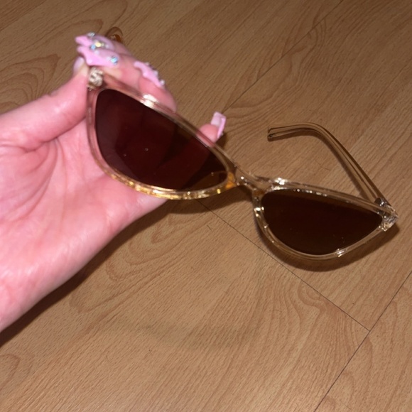 Sunglasses with leopard print case - Picture 3 of 3